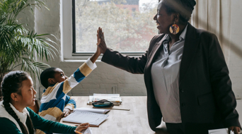תומכת רגשית בקהילה